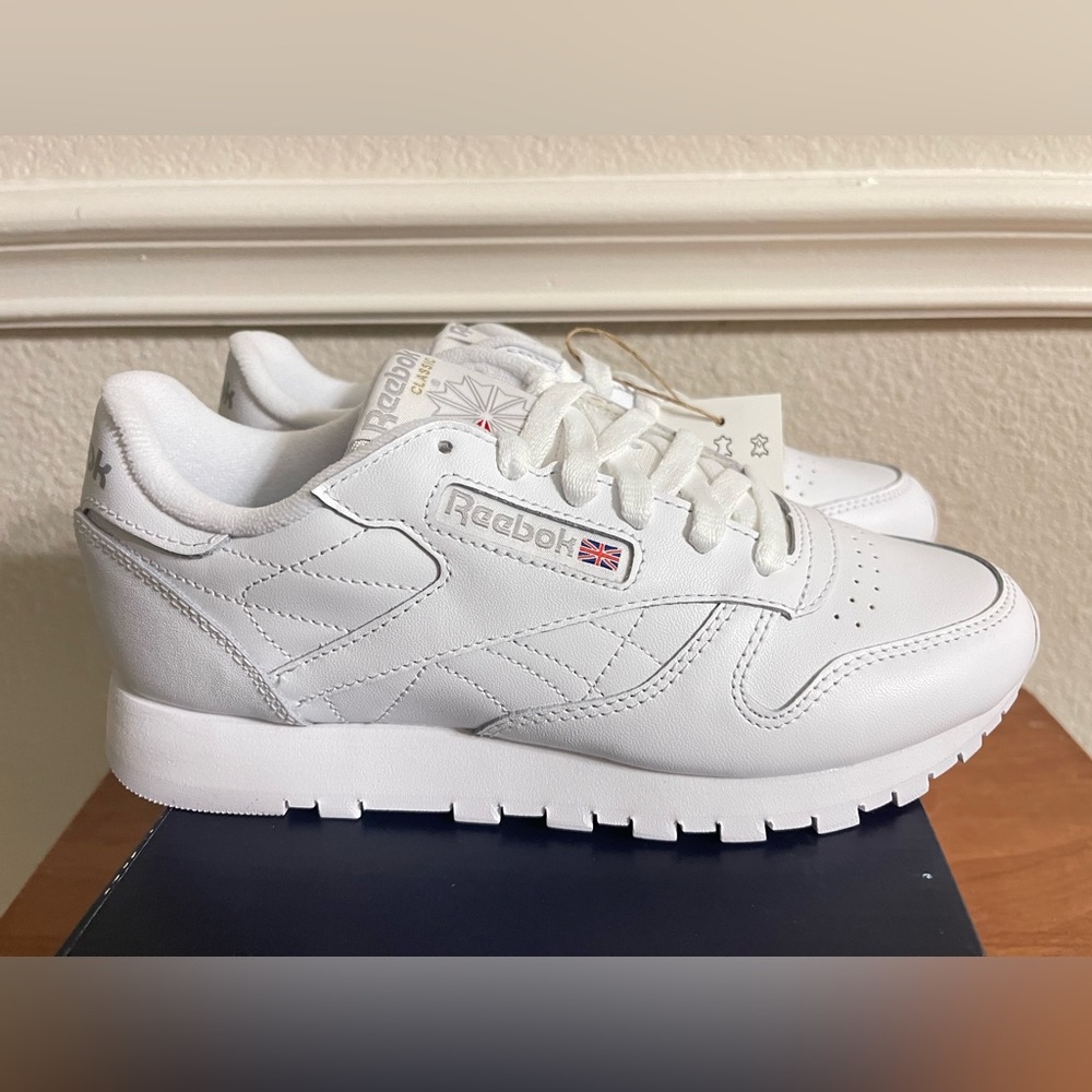 Brand new, with box leather white Reebok classic 6.5 womens /4.5 kids. - Picture 2 of 4